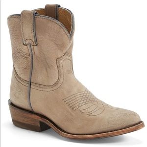 Short Frye billy boots light grey